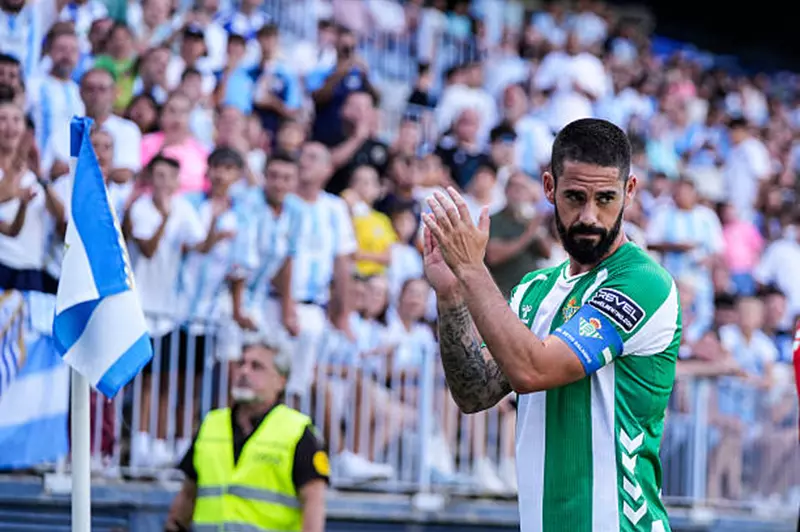 بيتيس يستكشف خيارات بديلة لإيسكو في ريال مدريد بعد الإصابة